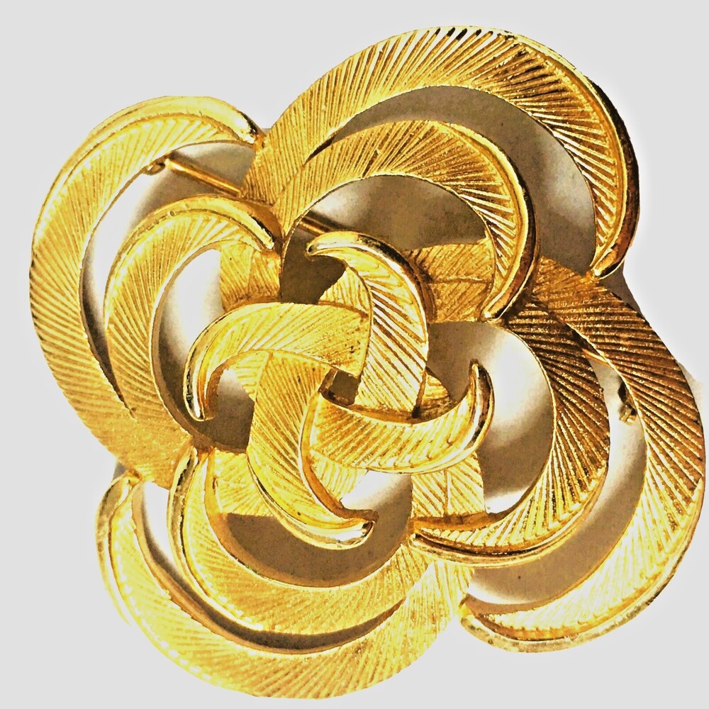 Vintage Trifari Signed Lovers Knot Brooch Pin Brushed Gold Plated Celtic Knot